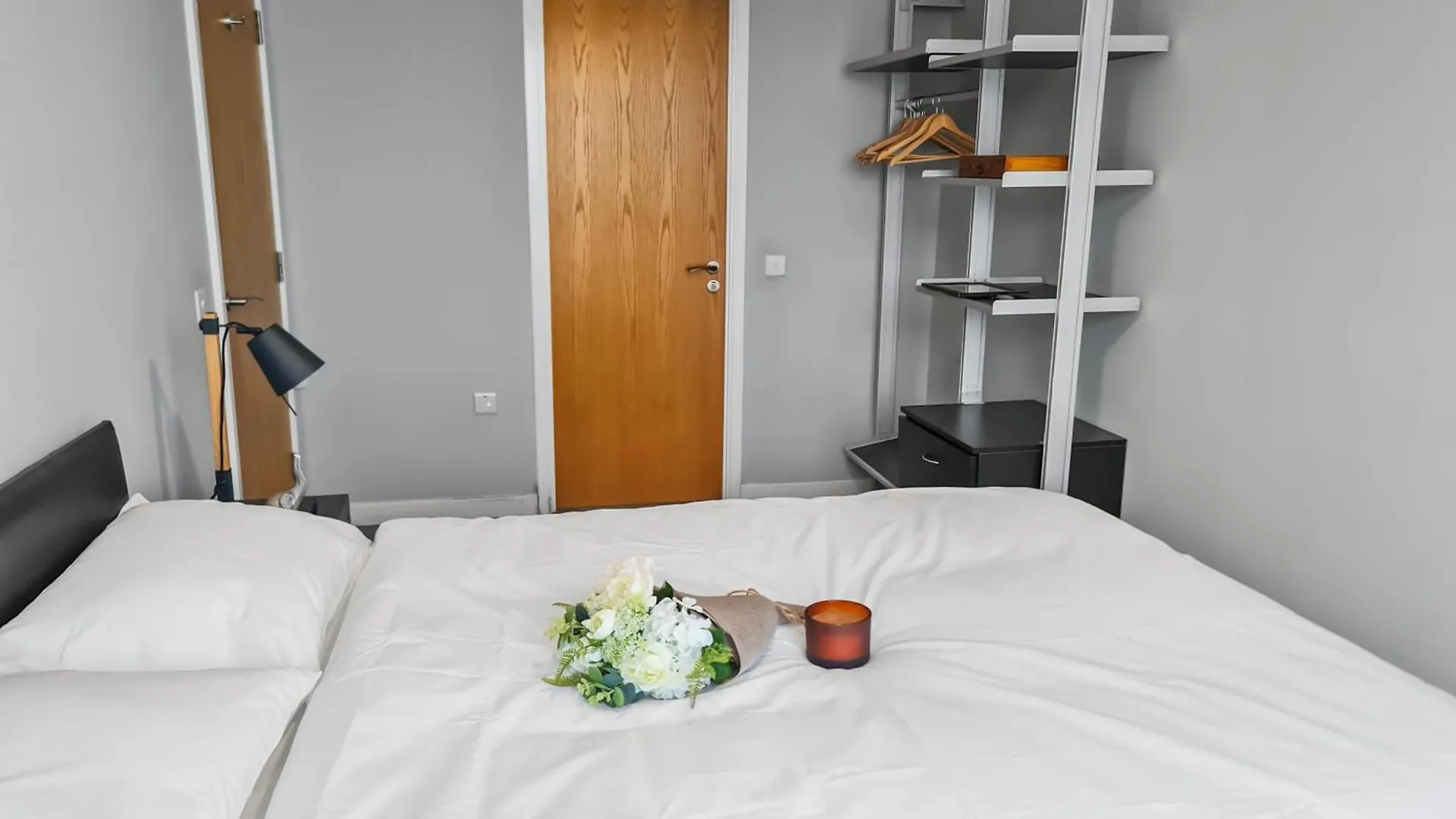 게스트하우스 River View Ensuite Private Room In Shared Apartment 벨파스트 영국