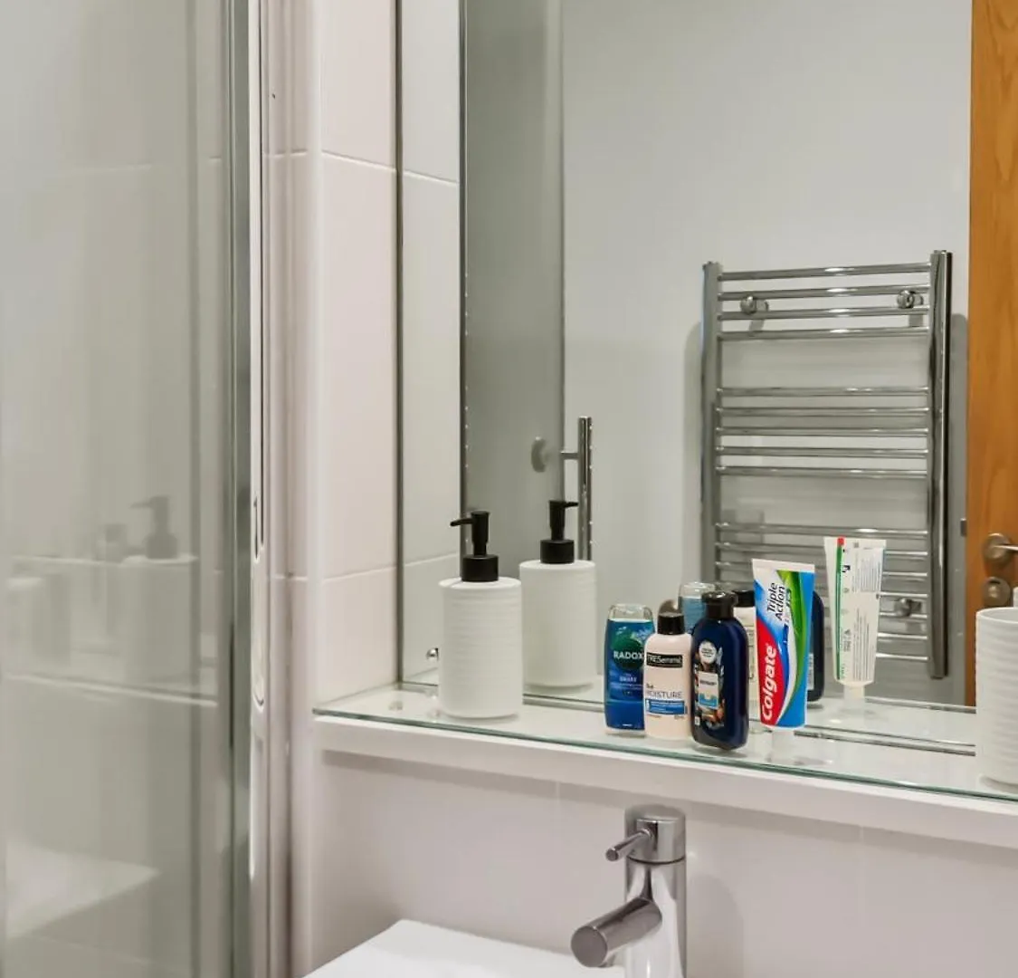River View Ensuite Private Room In Shared Apartment 벨파스트 게스트하우스